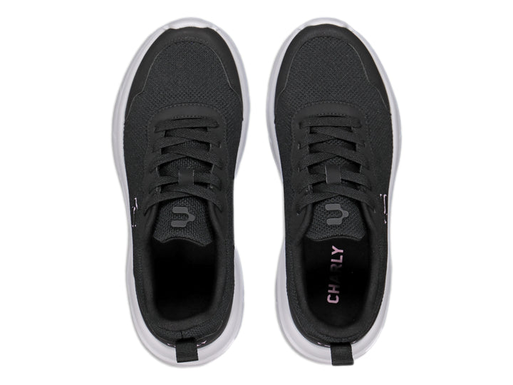 Tenis deportivos Charly en color negro con suela blanca y logotipo lateral blanco.