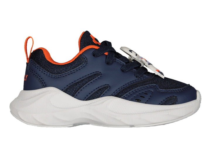 Tenis deportivos Charly en color azul marino con suela blanca y detalles en naranja.