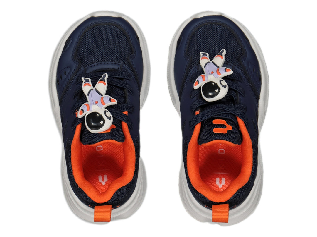 Tenis deportivos Charly en color azul marino con suela blanca y detalles en naranja.