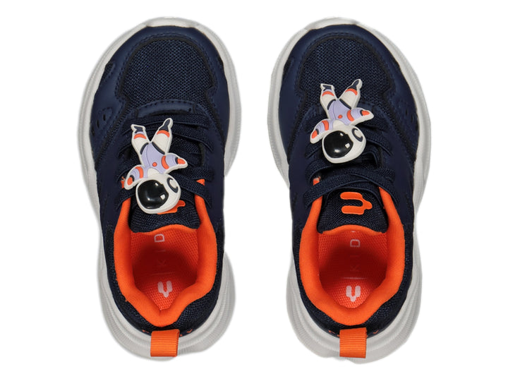 Tenis deportivos Charly en color azul marino con suela blanca y detalles en naranja.