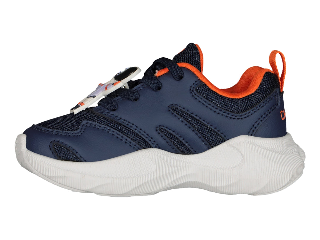 Tenis deportivos Charly en color azul marino con suela blanca y detalles en naranja.