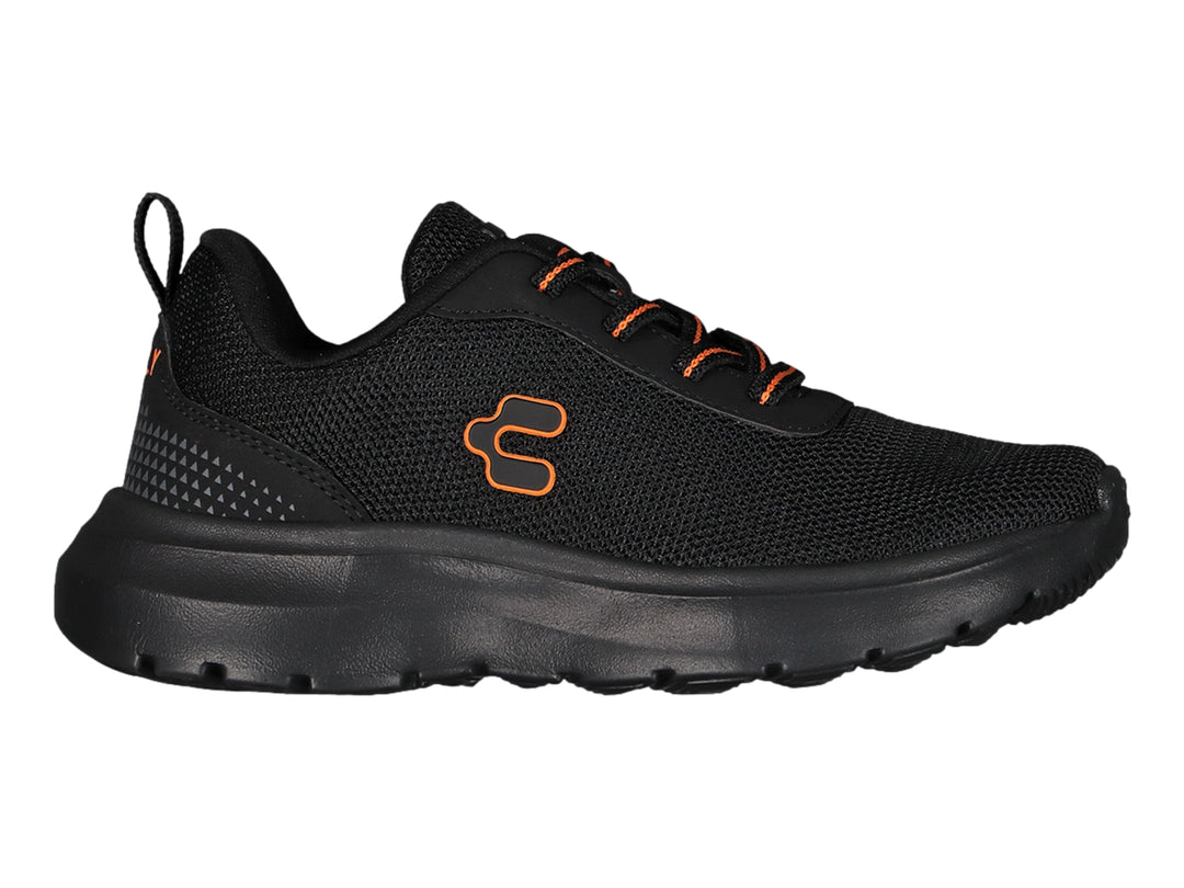 Tenis deportivos Charly color negro con detalles en naranja y suela robusta.