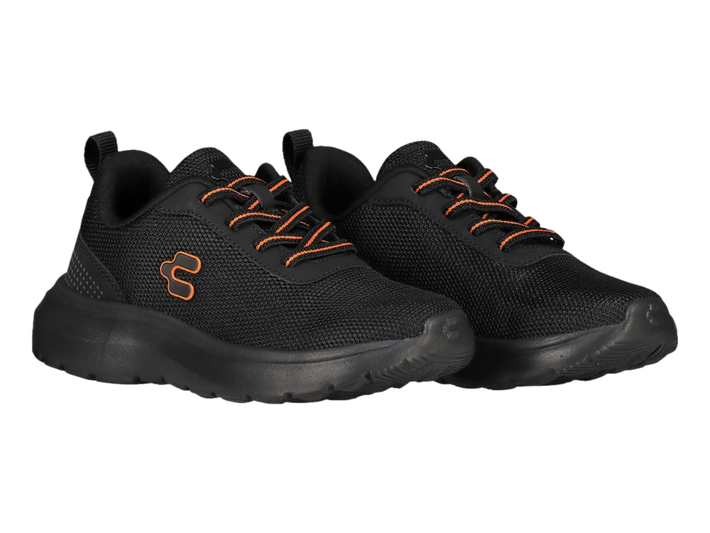 Tenis deportivos Charly color negro con detalles en naranja y suela robusta.