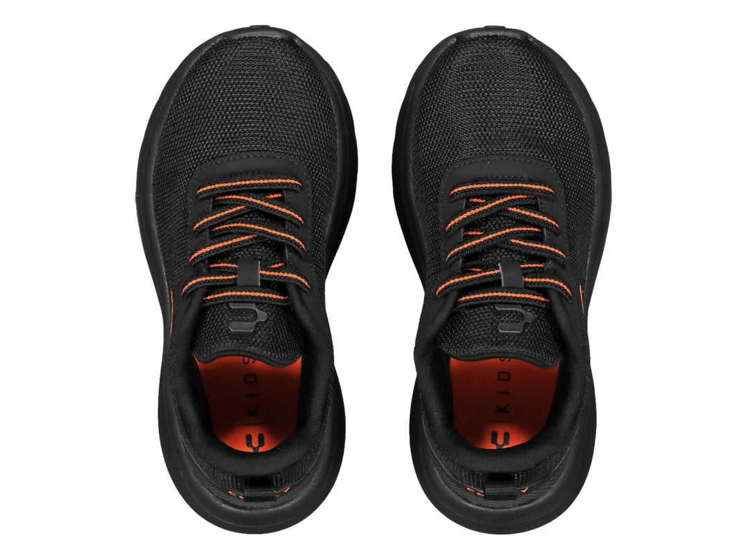 Tenis deportivos Charly color negro con detalles en naranja y suela robusta.