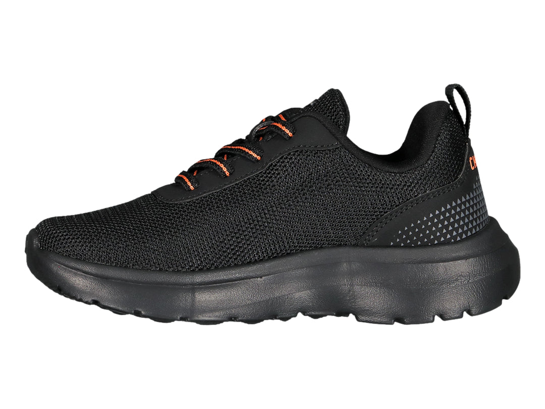 Tenis deportivos Charly color negro con detalles en naranja y suela robusta.