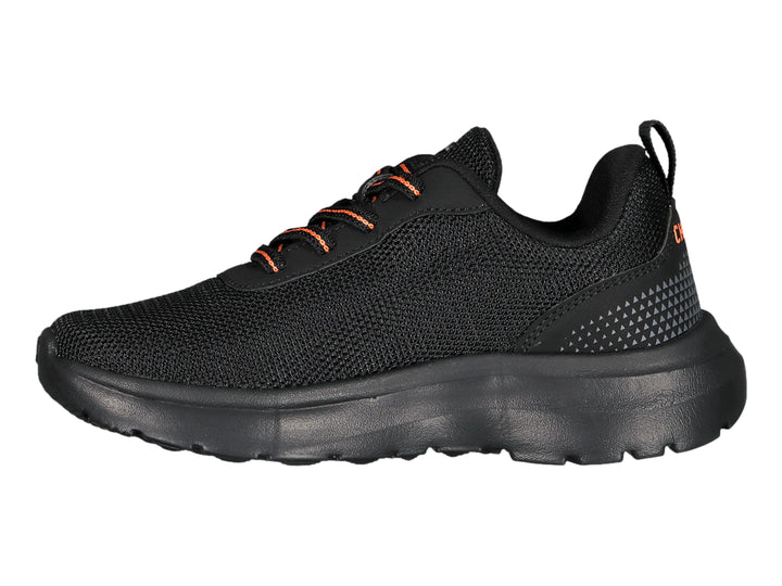 Tenis deportivos Charly color negro con detalles en naranja y suela robusta.