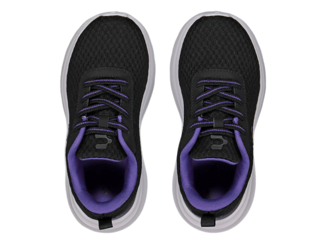Tenis Charly Road Casual en color negro con detalles en morado y suela blanca.