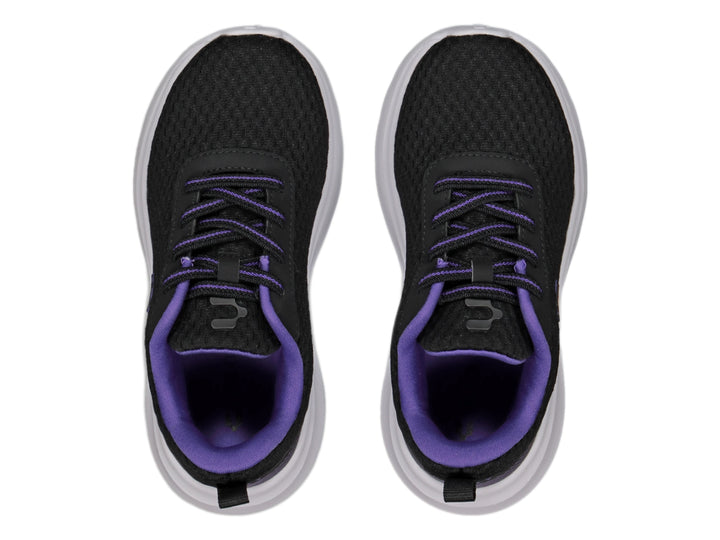 Tenis Charly Road Casual en color negro con detalles en morado y suela blanca.