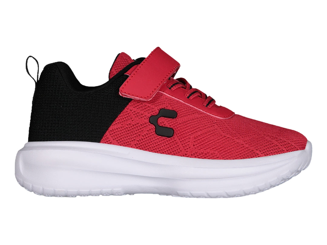 Tenis deportivos Charly en colores rojo y negro con suela blanca y cierre de correa velcro.