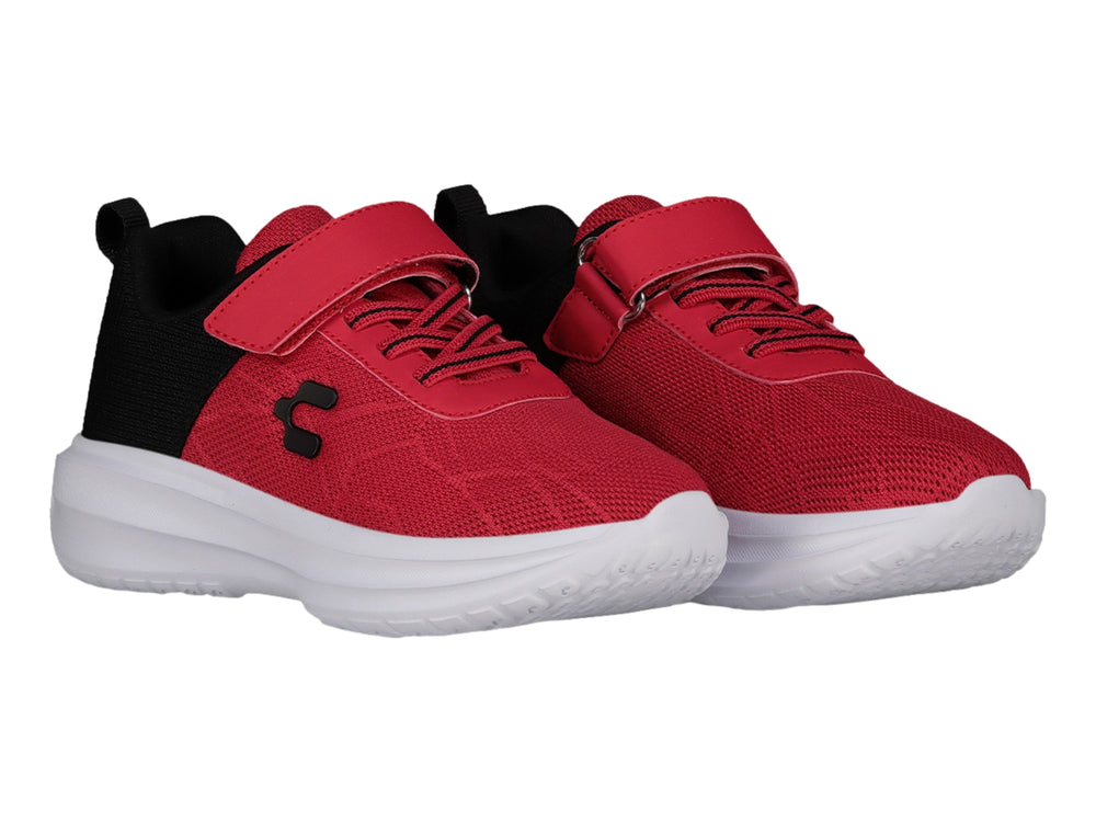 Tenis deportivos Charly en colores rojo y negro con suela blanca y cierre de correa velcro.