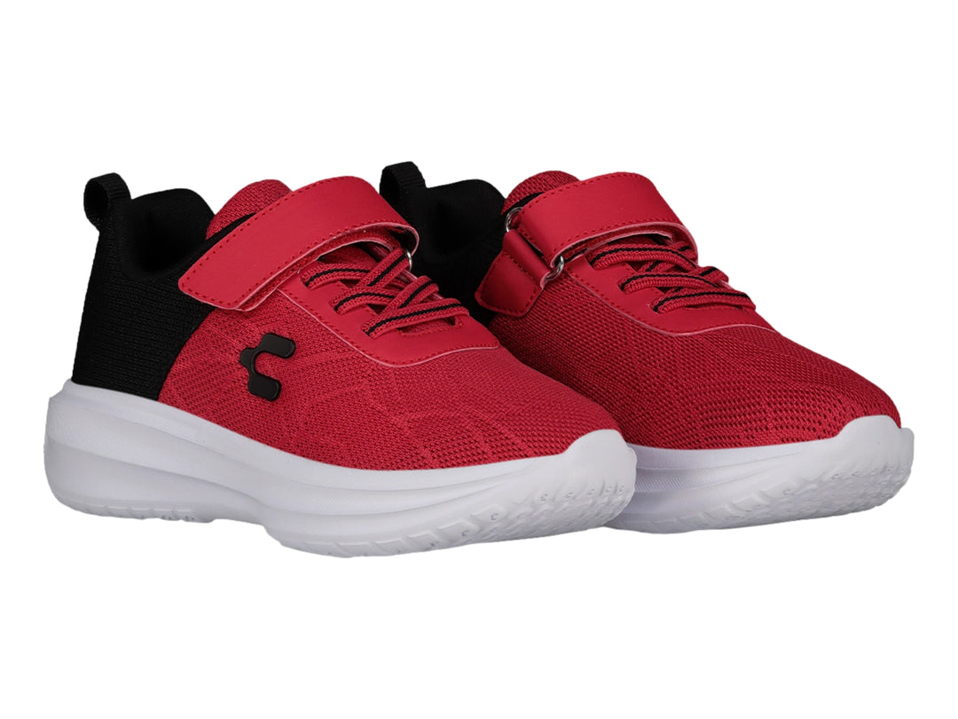 Tenis deportivos Charly en colores rojo y negro con suela blanca y cierre de correa velcro.