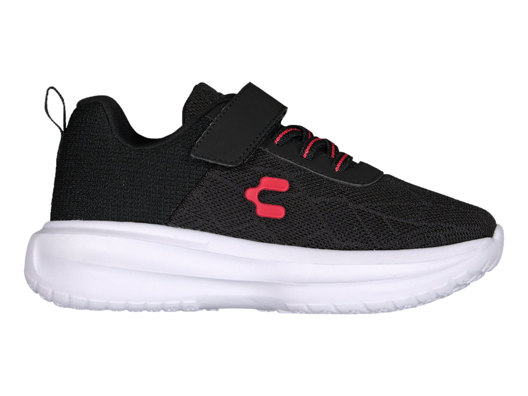 Tenis deportivos Charly en color negro con suela blanca y detalles rojos.