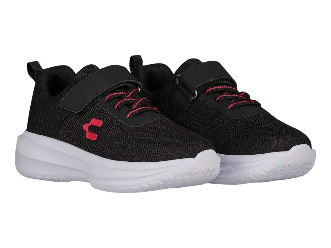 Tenis deportivos Charly en color negro con suela blanca y detalles rojos.