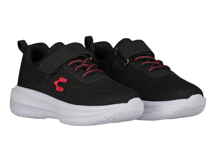 Tenis deportivos Charly en color negro con suela blanca y detalles rojos.
