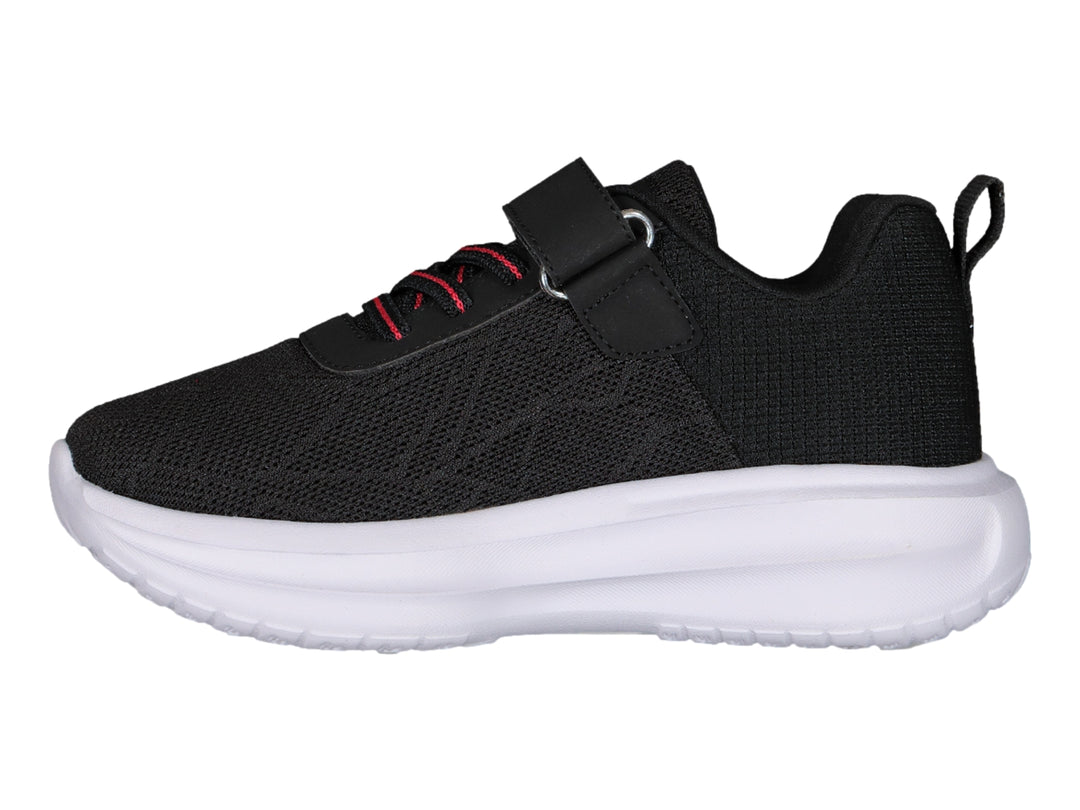 Tenis deportivos Charly en color negro con suela blanca y detalles rojos.