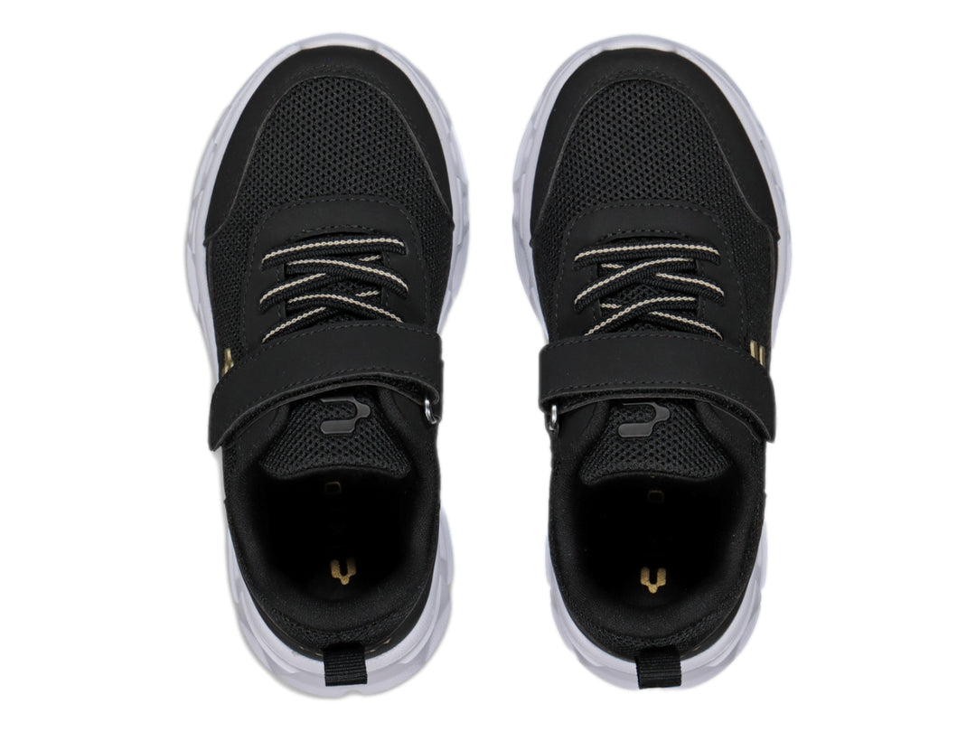 Tenis deportivos Charly color negro con suela blanca y correa de velcro.