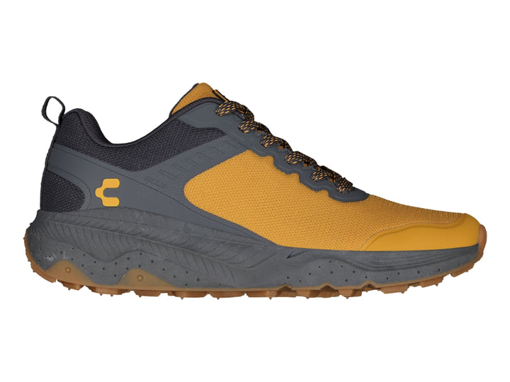 Zapato deportivo Charly color amarillo y gris con suela para outdoor y agujetas coordinadas.