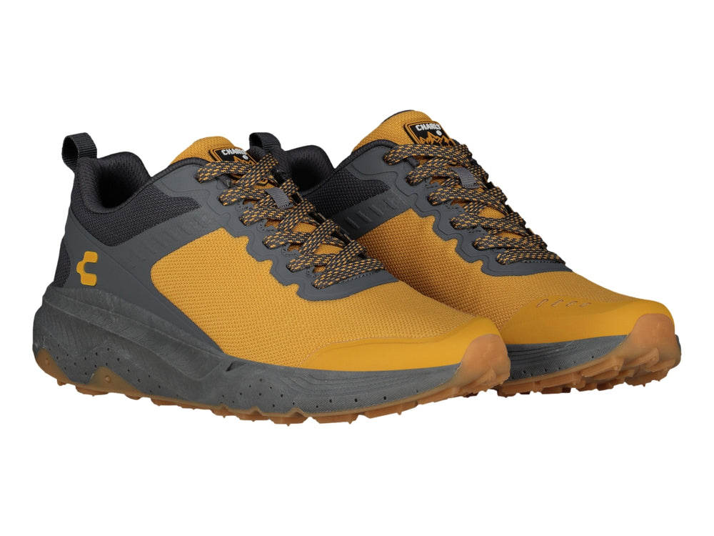 Zapato deportivo Charly color amarillo y gris con suela para outdoor y agujetas coordinadas.