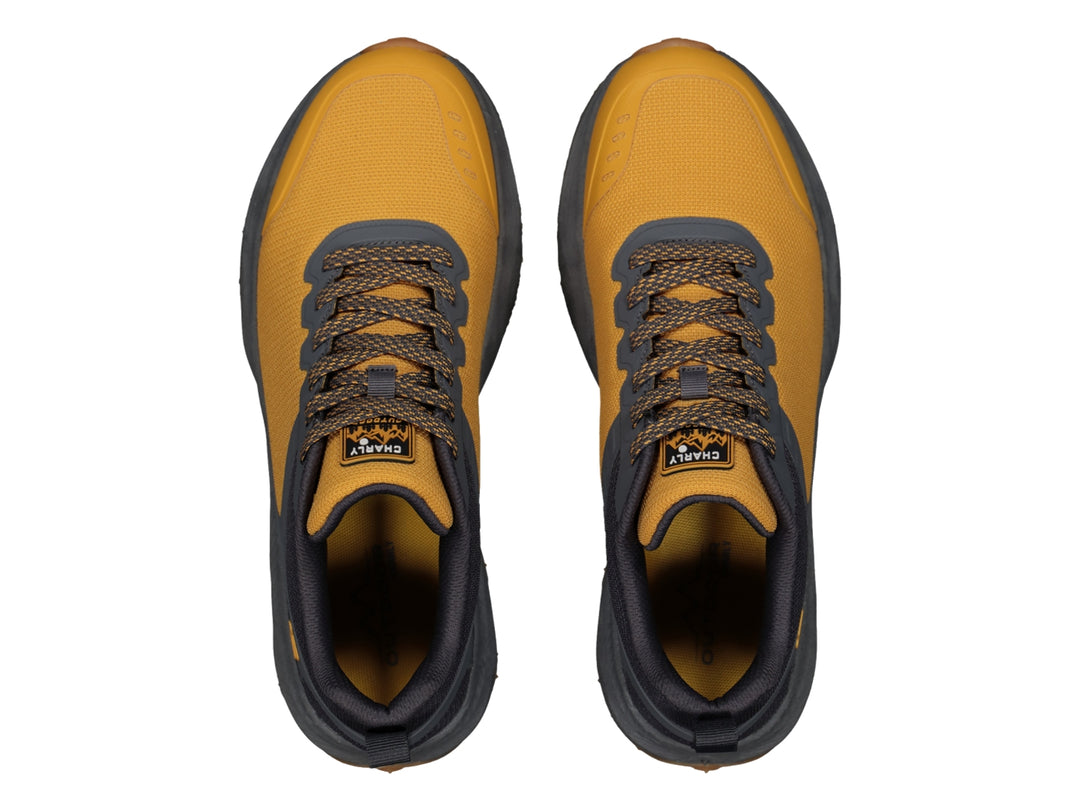 Zapato deportivo Charly color amarillo y gris con suela para outdoor y agujetas coordinadas.