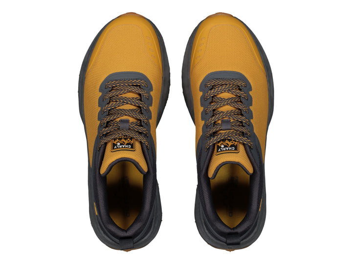 Zapato deportivo Charly color amarillo y gris con suela para outdoor y agujetas coordinadas.