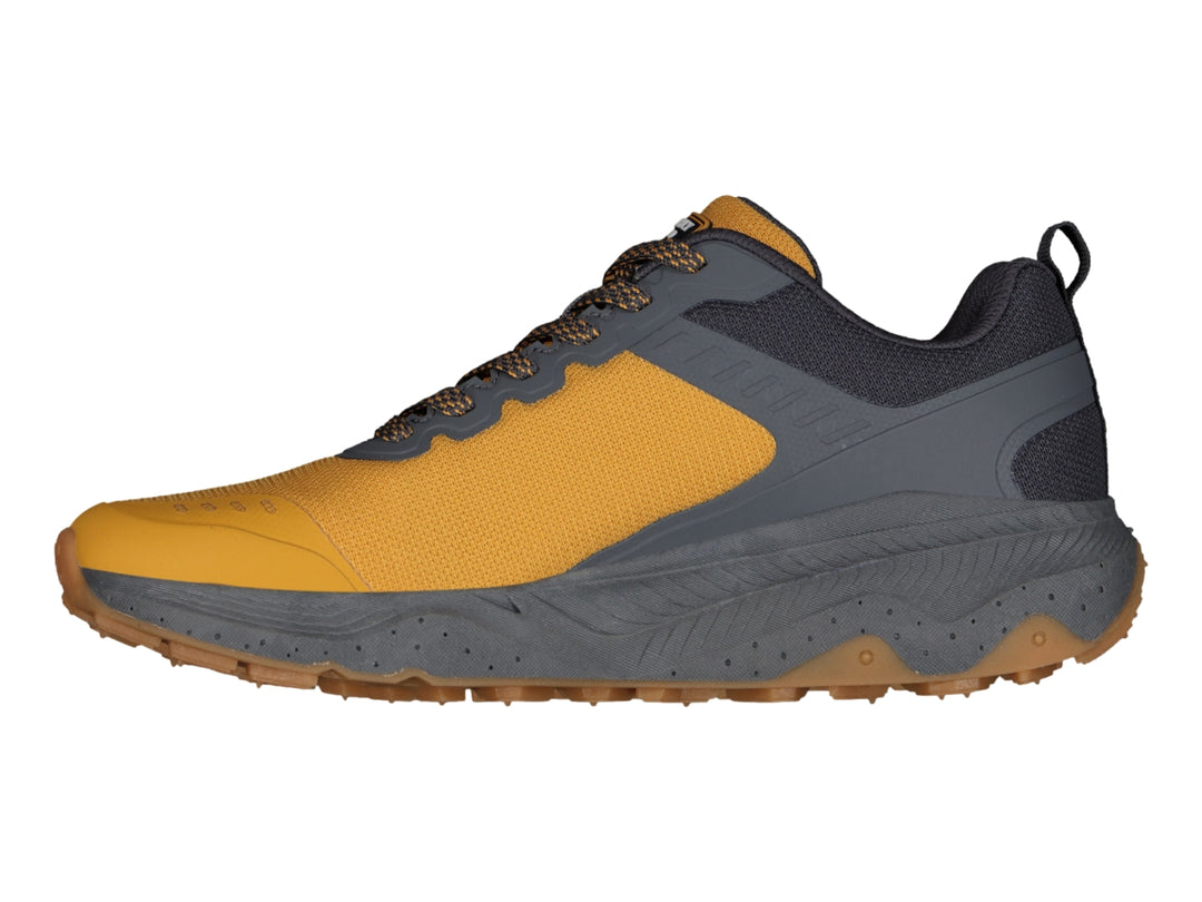 Zapato deportivo Charly color amarillo y gris con suela para outdoor y agujetas coordinadas.