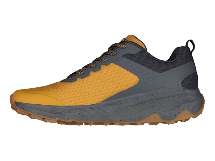Zapato deportivo Charly color amarillo y gris con suela para outdoor y agujetas coordinadas.