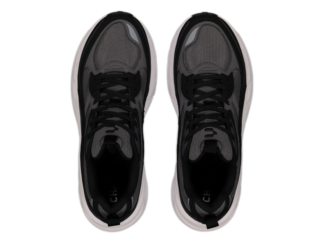 Tenis deportivos Charly color negro con suela blanca ancha y detalles en gris.