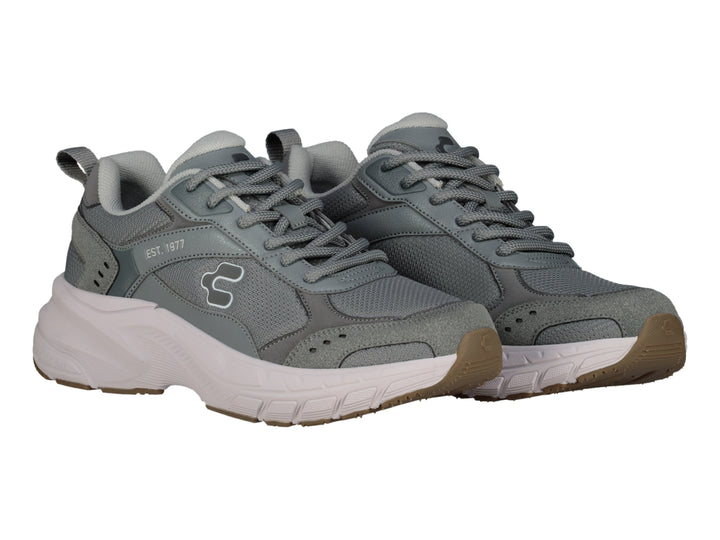 Tenis deportivos Charly color gris con suela blanca y detalles en marrón.