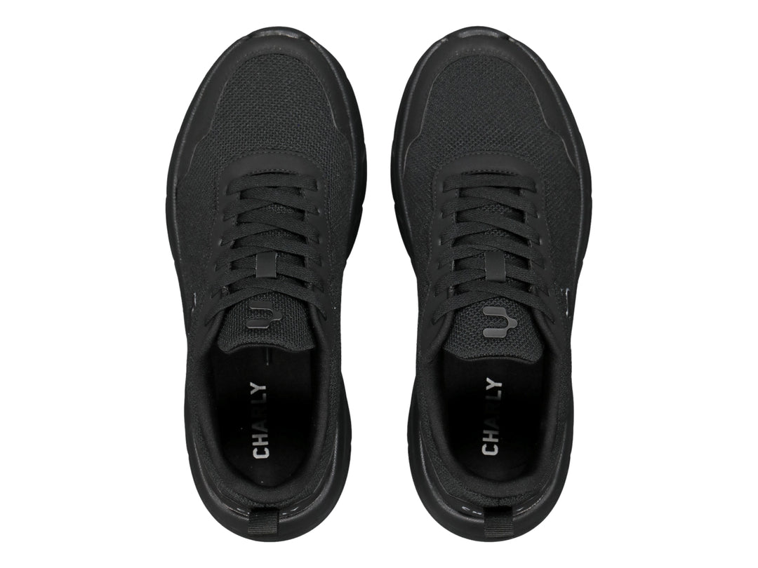 Tenis deportivos Charly de color negro con suela gruesa y logotipo blanco en el lateral.