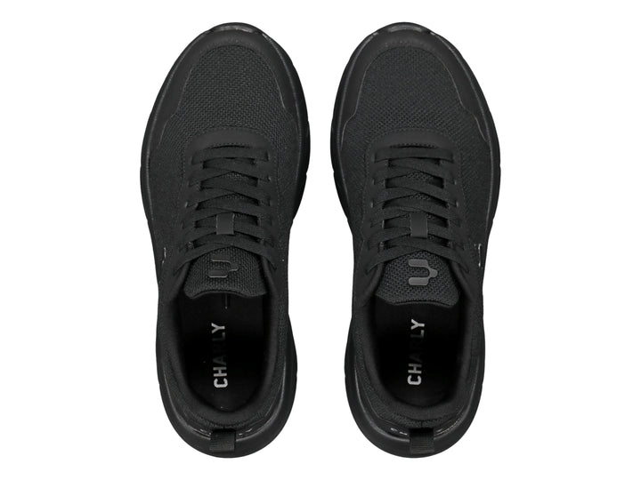 Tenis deportivos Charly de color negro con suela gruesa y logotipo blanco en el lateral.
