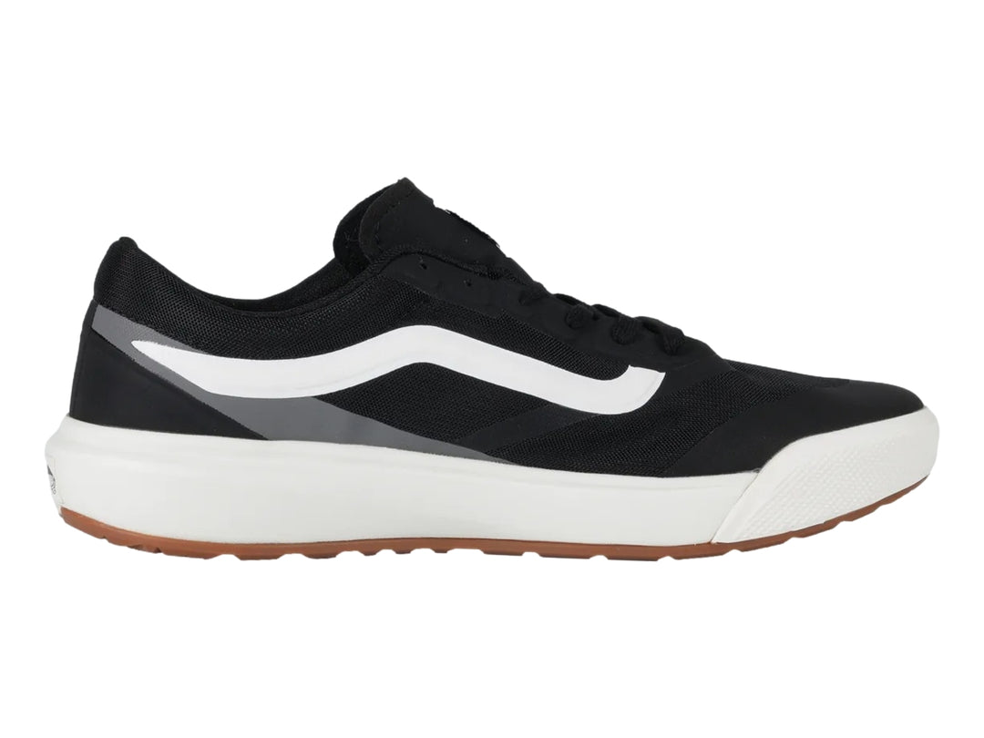 Tenis Vans UltraRange 2.0 color negro con suela blanca y detalles en gris y marrón.