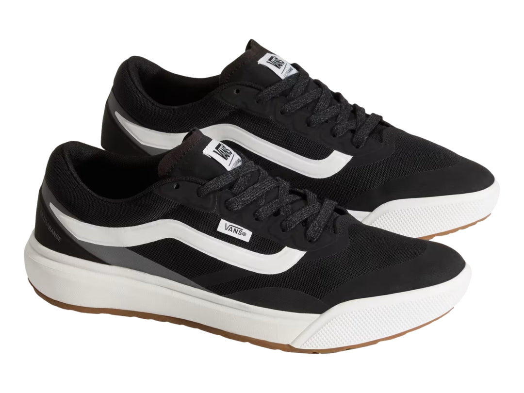 Tenis Vans UltraRange 2.0 color negro con suela blanca y detalles en gris y marrón.