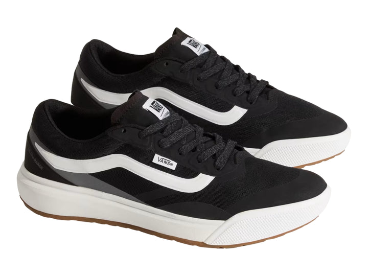 Tenis Vans UltraRange 2.0 color negro con suela blanca y detalles en gris y marrón.