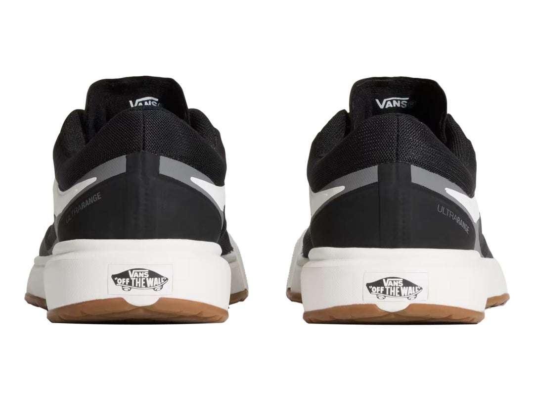 Tenis Vans UltraRange 2.0 color negro con suela blanca y detalles en gris y marrón.