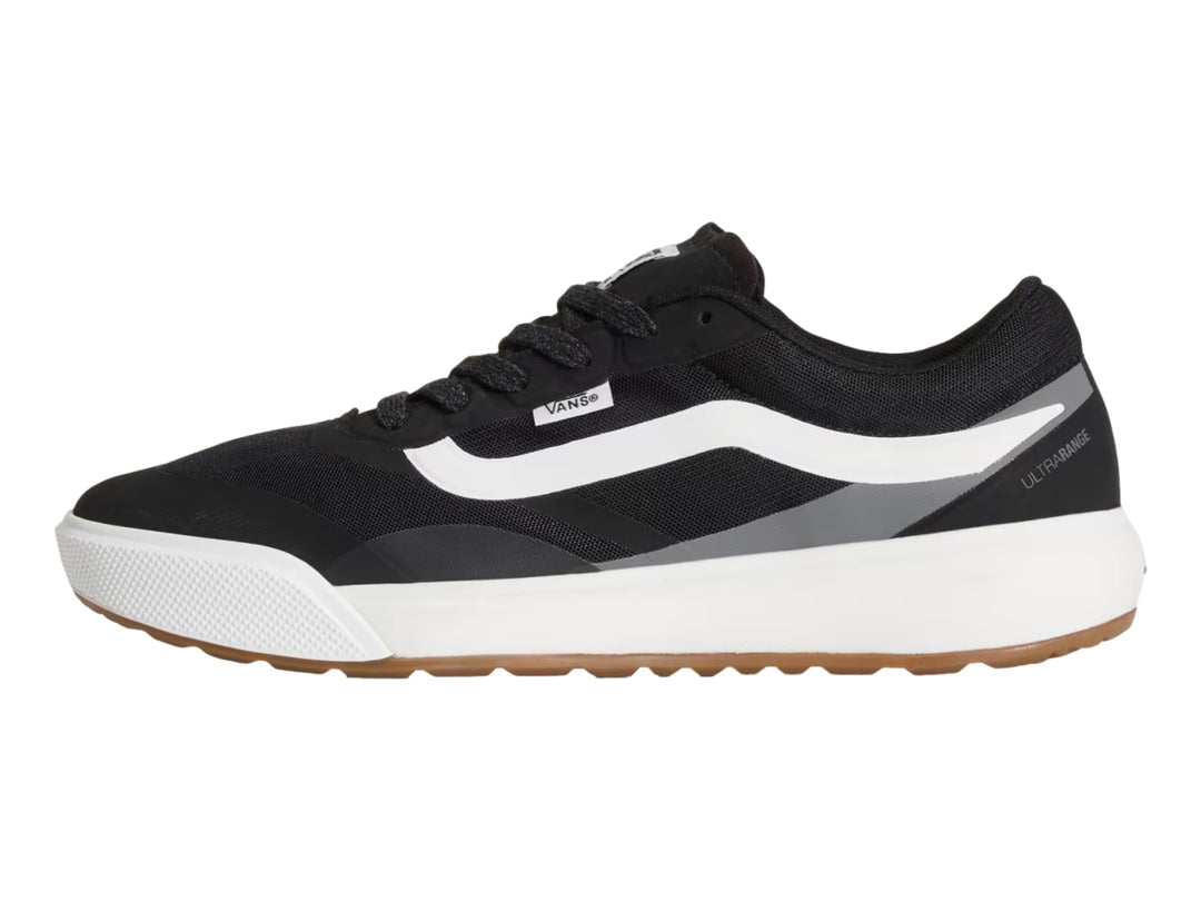 Tenis Vans UltraRange 2.0 color negro con suela blanca y detalles en gris y marrón.