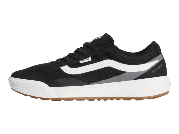 Tenis Vans UltraRange 2.0 color negro con suela blanca y detalles en gris y marrón.