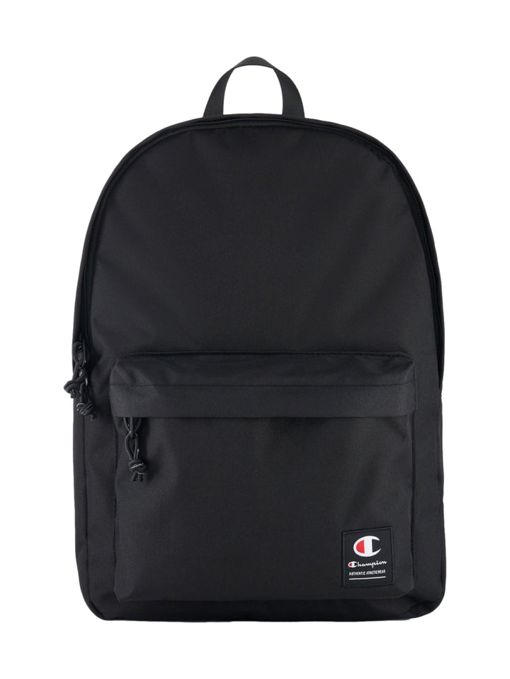 Mochila escolar color negro de la marca Champion con un bolsillo frontal y asa superior.