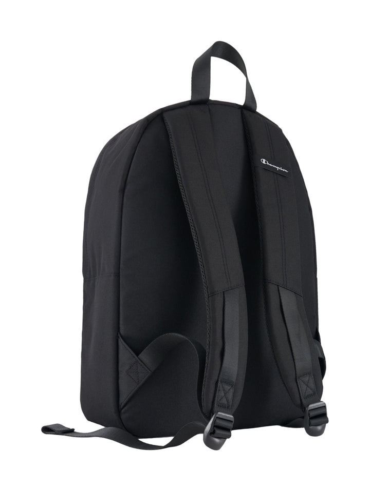 Mochila escolar color negro de la marca Champion con un bolsillo frontal y asa superior.