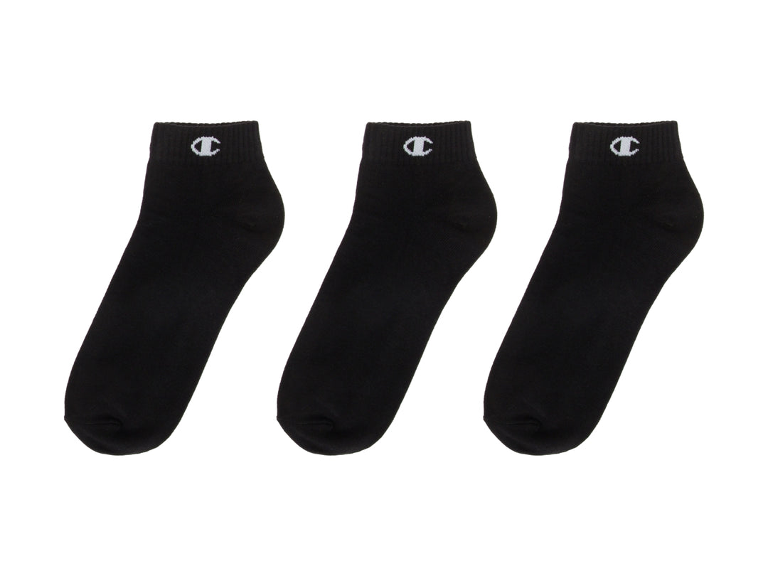 Paquete de tres calcetines negros de tobillo marca Champion con logo blanco.