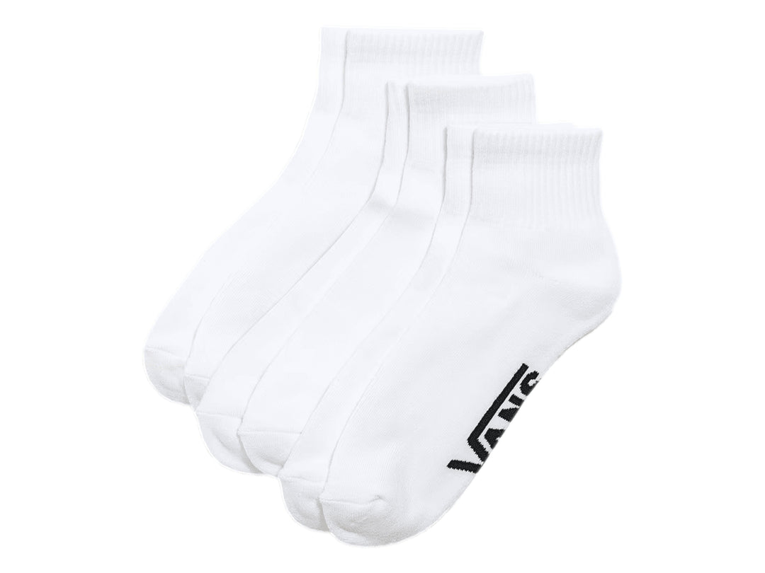 Pack de cuatro pares de calcetines blancos de corte medio marca Vans con logotipo negro.