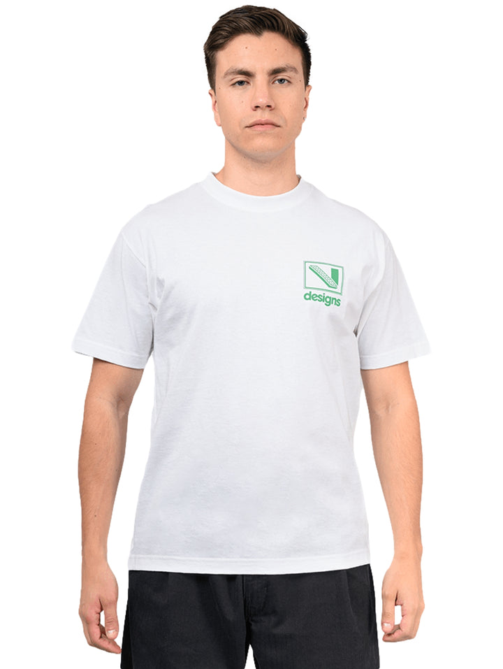 Hombre vistiendo una camiseta blanca de manga corta con un pequeño gráfico verde en el pecho.
