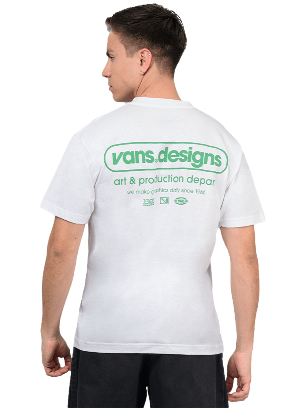 Hombre vistiendo una camiseta blanca de manga corta con un pequeño gráfico verde en el pecho.