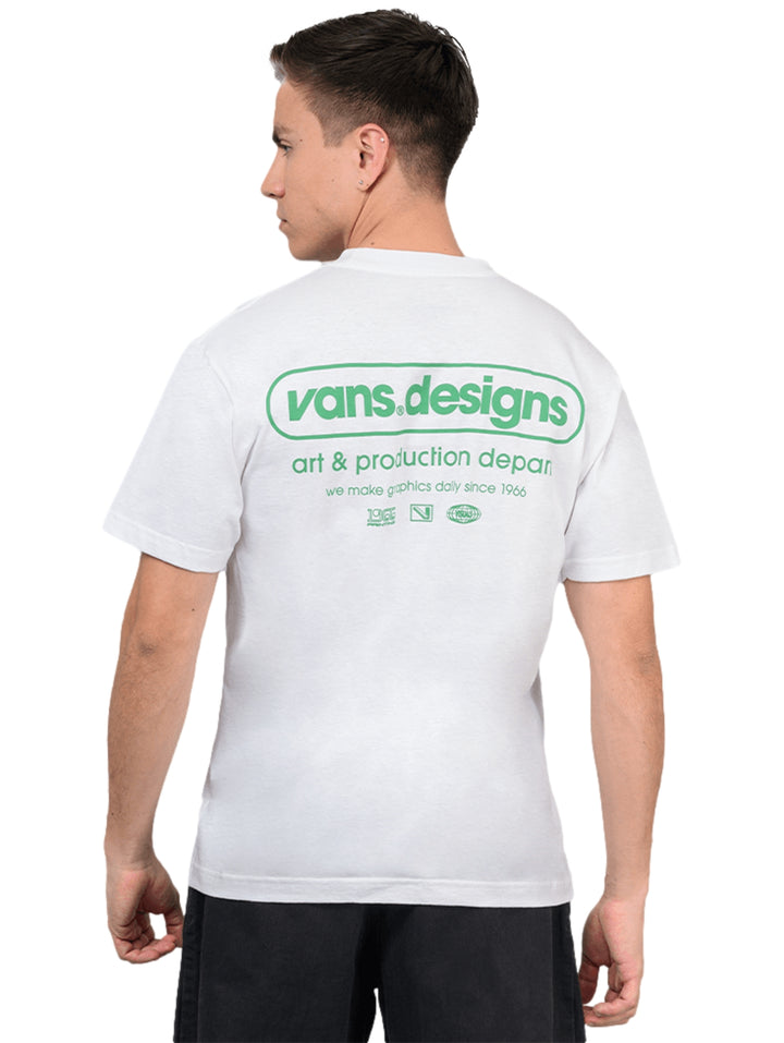 Hombre vistiendo una camiseta blanca de manga corta con un pequeño gráfico verde en el pecho.