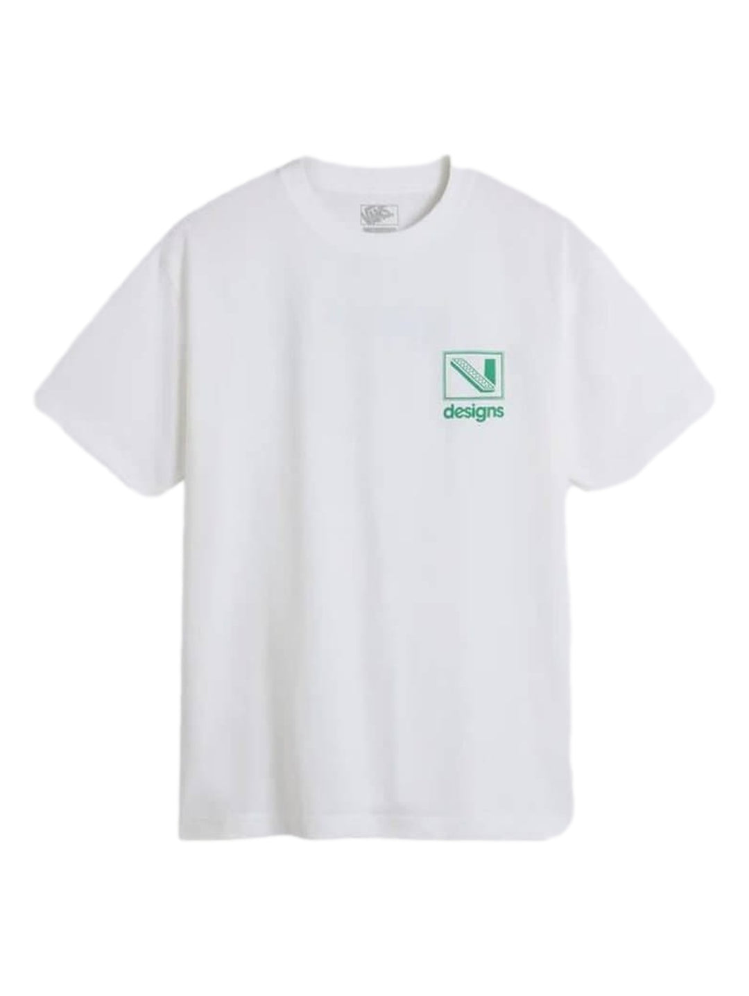 Hombre vistiendo una camiseta blanca de manga corta con un pequeño gráfico verde en el pecho.