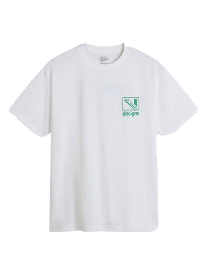 Hombre vistiendo una camiseta blanca de manga corta con un pequeño gráfico verde en el pecho.