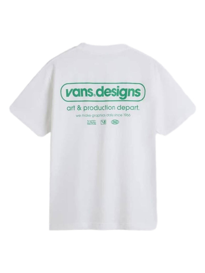 Hombre vistiendo una camiseta blanca de manga corta con un pequeño gráfico verde en el pecho.