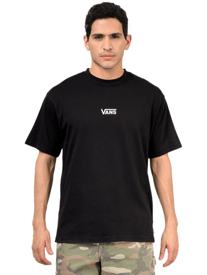 Hombre vistiendo una camiseta negra de manga corta con el logo de VANS en blanco en el pecho.