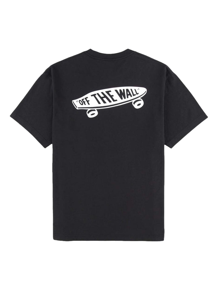 Hombre vistiendo una camiseta negra de manga corta con el logo de VANS en blanco en el pecho.