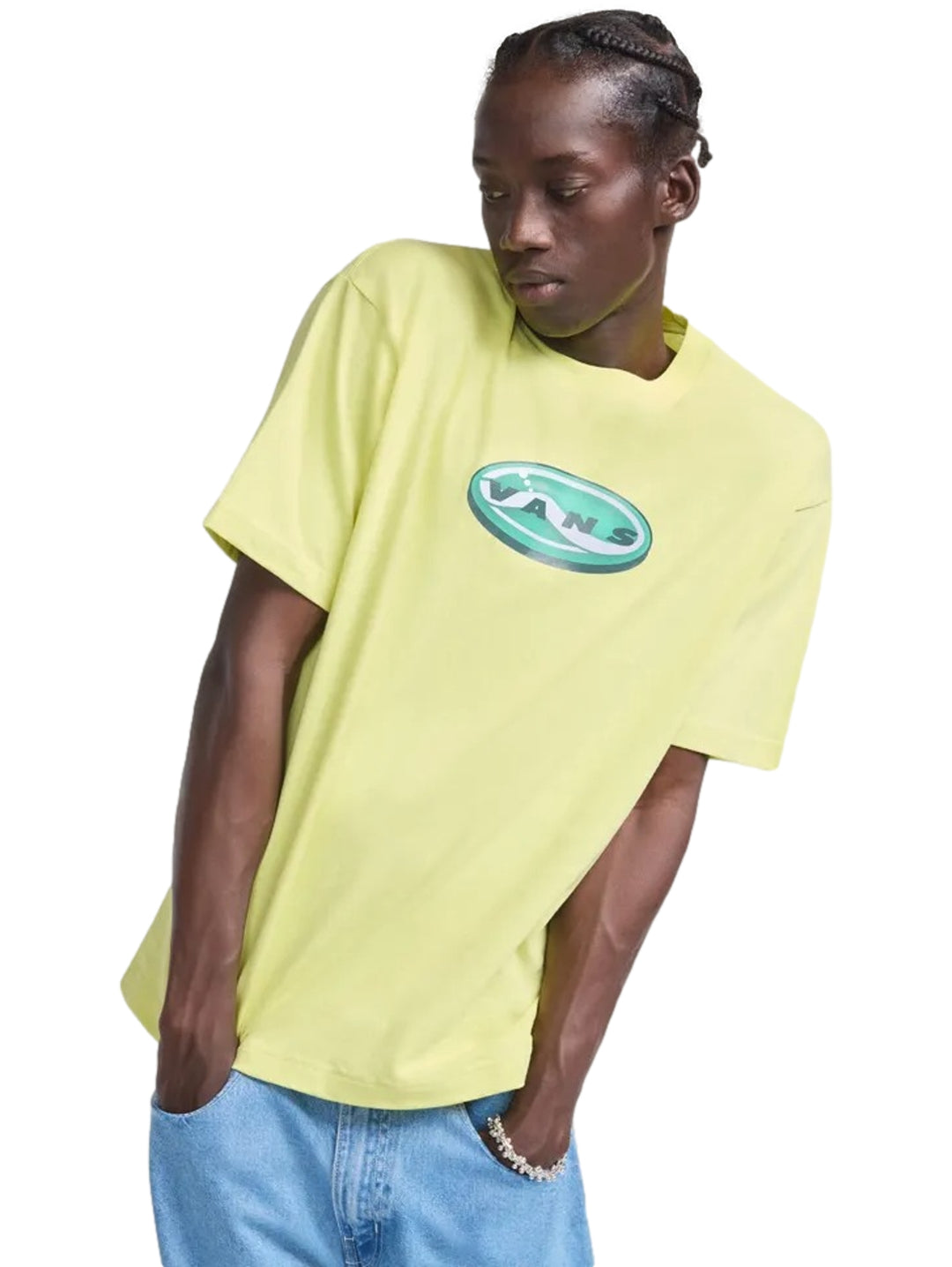 Hombre vistiendo una camiseta de manga corta color amarillo canario con logo de Vans en el pecho.
