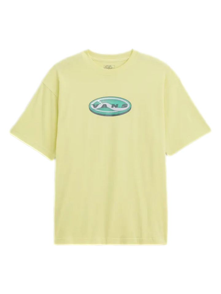 Hombre vistiendo una camiseta de manga corta color amarillo canario con logo de Vans en el pecho.